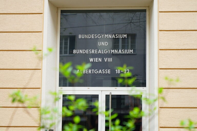 Schüler*inneneingang