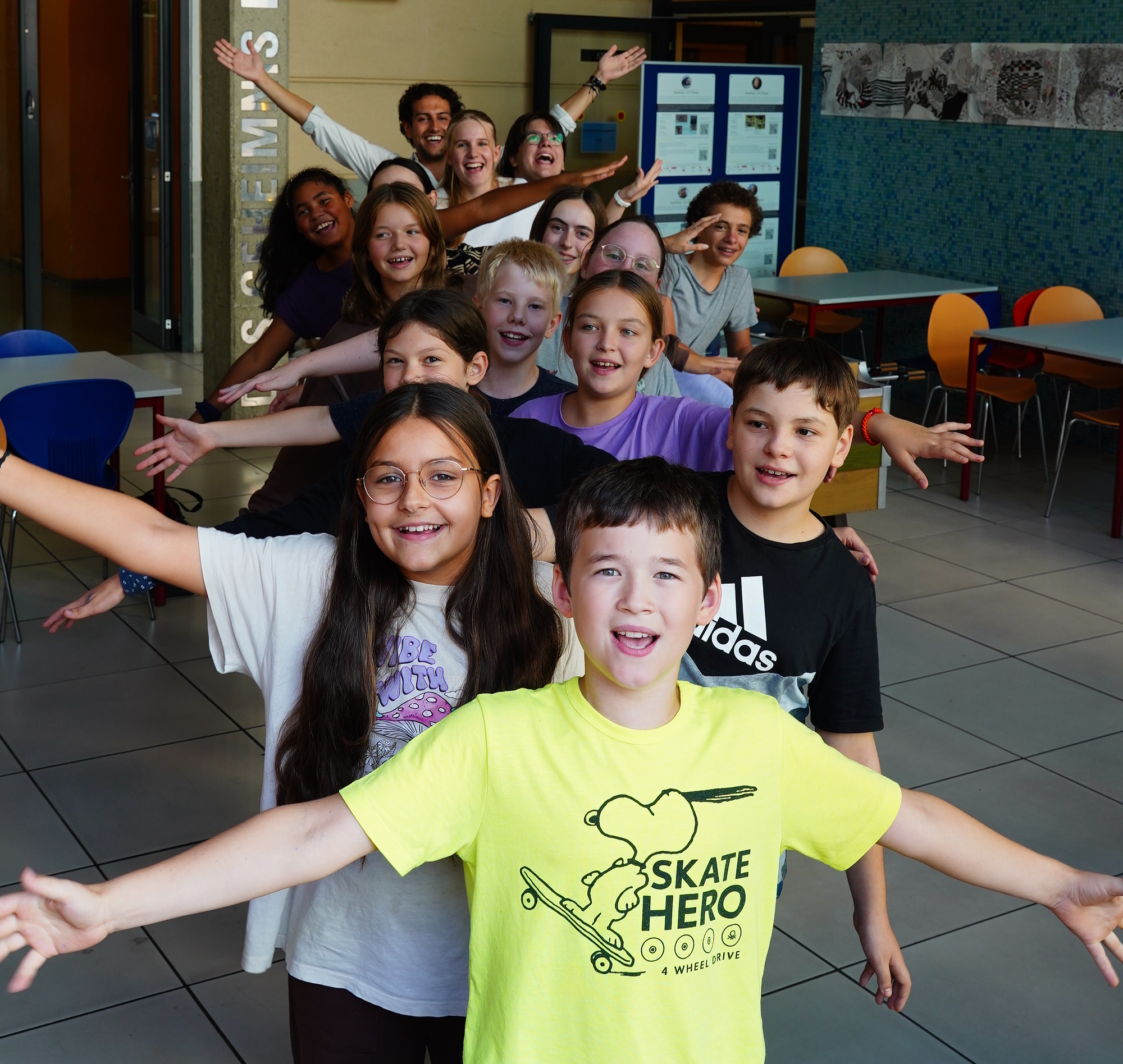 Schüler*innen in der Aula