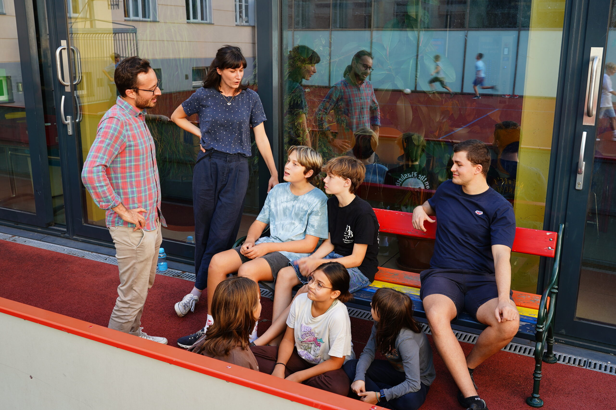 Schüler*innen und Lehrer*innen im Hof