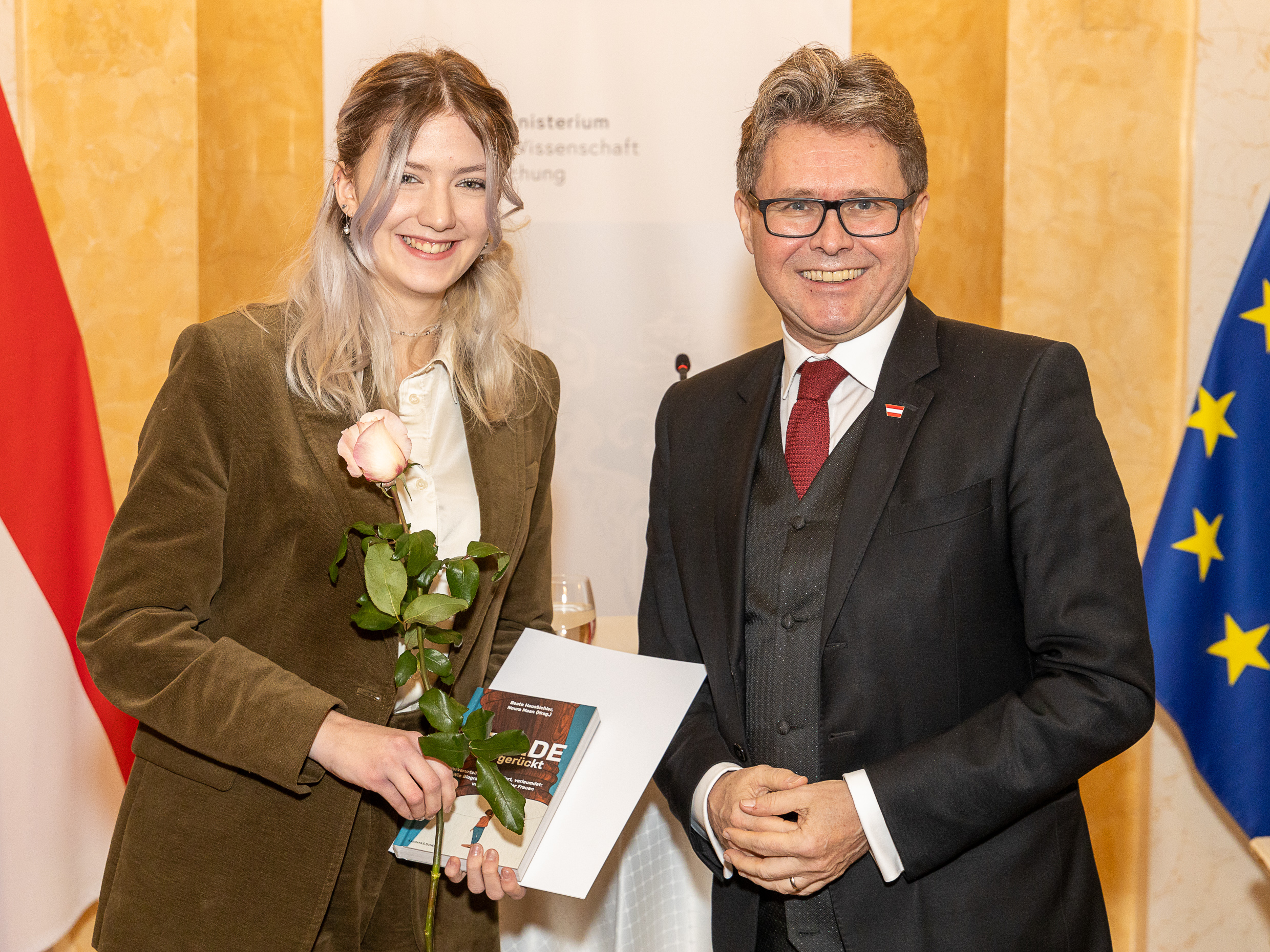 Anerkennungspreis der Gabriele-Possanner-Preise 2023 - Clara Popper und Bundesminister Martin Polaschek